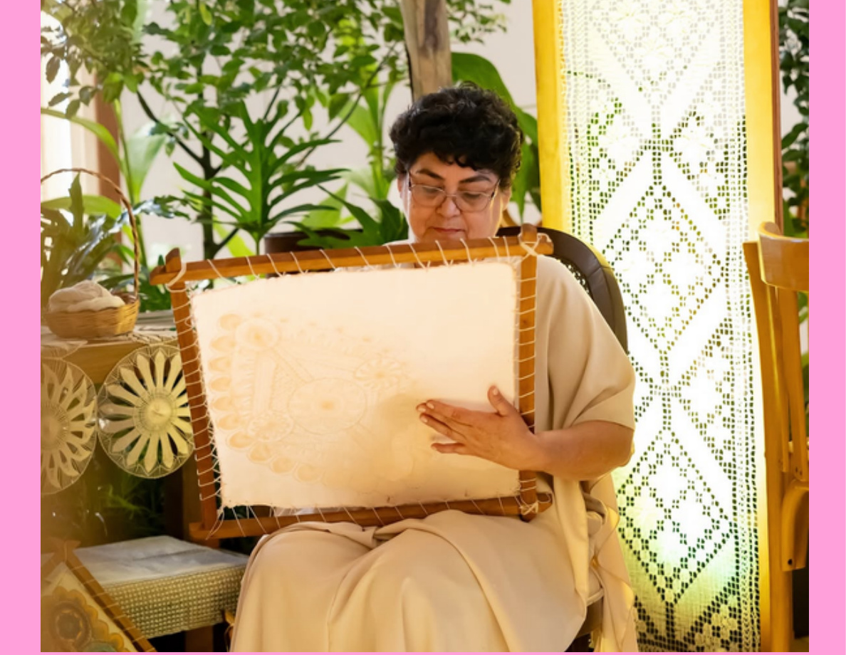 Sra. Norma Martínez trabajando el ñandutí en Pirayú, Paraguay